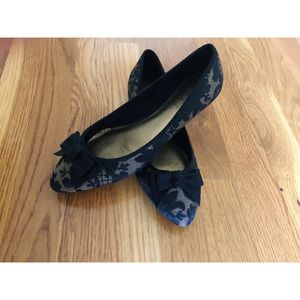 LOFT Black and Gold Lace Flats w/Satin Bows Sz 6